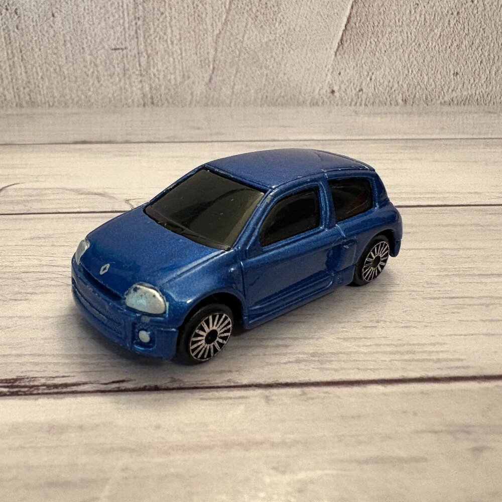 Maisto Renault Clio V6 Sport Car, 1:64 Scale Blue (SKU: 262TO)